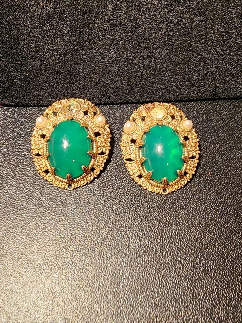 Vintage Gold-tone Decorative Clip Earrings - Women Jewelry - Picture 2 of 2